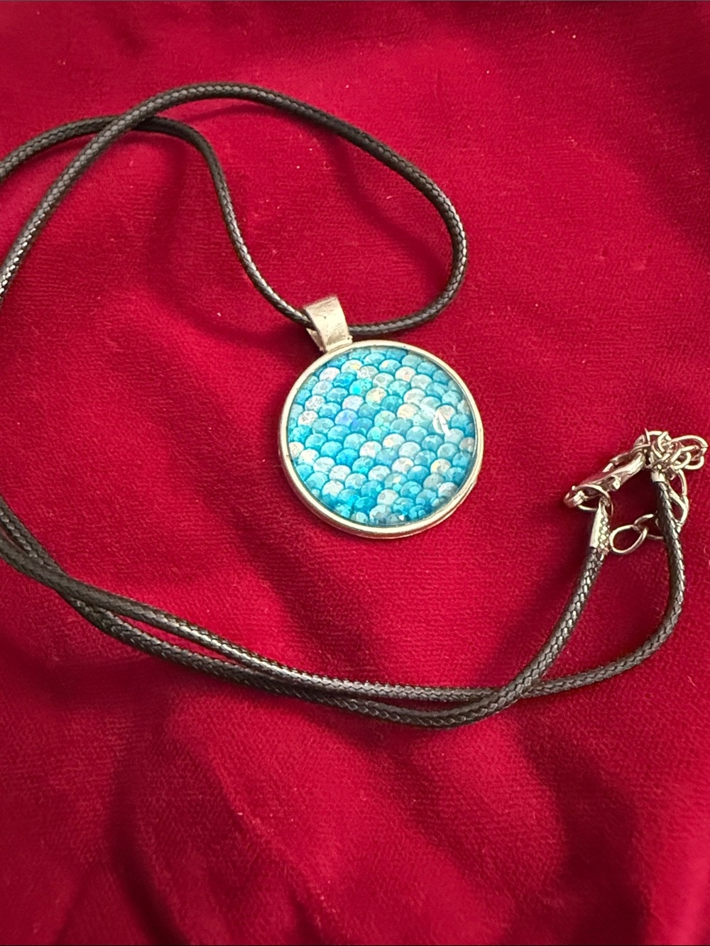 Blue Round Pendant Necklace with Scaled Pattern - Unbranded